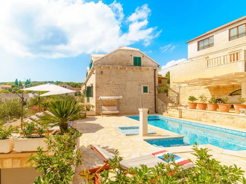 Villa con jardín, piscina y terraza - Image 1