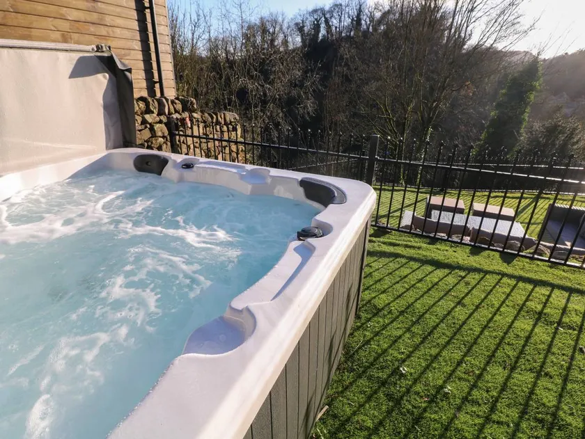 Family-oriented cottage with jacuzzi, BBQ & garden | Pet-friendly - Image 1