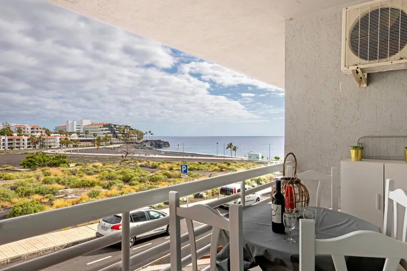 Agradable apartamento vacacional con terraza | En la playa - Image 1