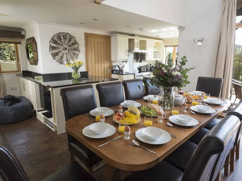 Children-friendly charming cottage with garden & hot tub - Image 1