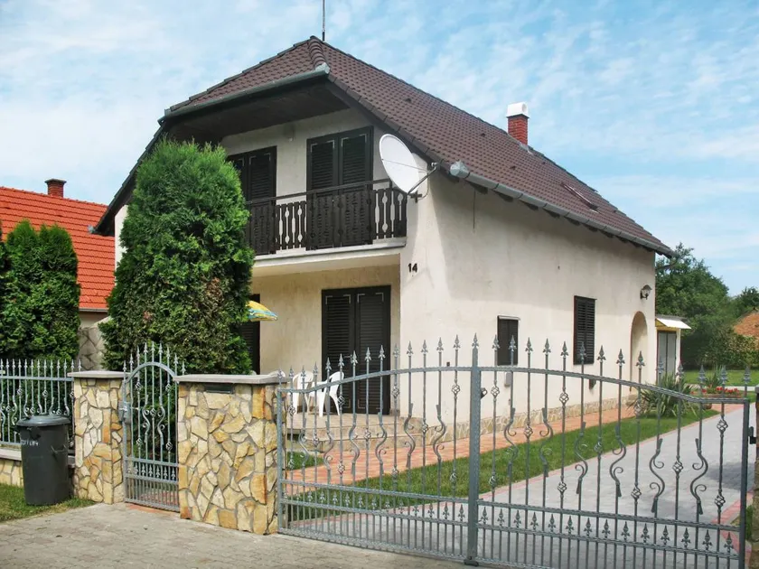 Holiday home with terrace, barbecue & private pool - Image 1
