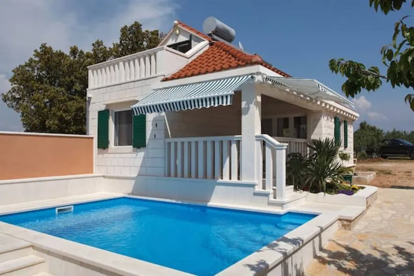 Villa with terrace, pool & barbeque | Mountain view | Pets allowed - Image 1