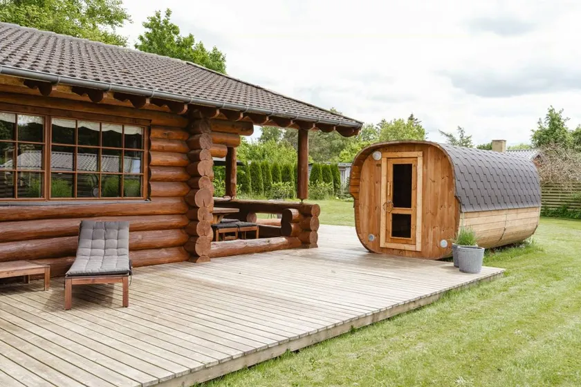 Modern log cabin by Dalby Huse beach - Image 1