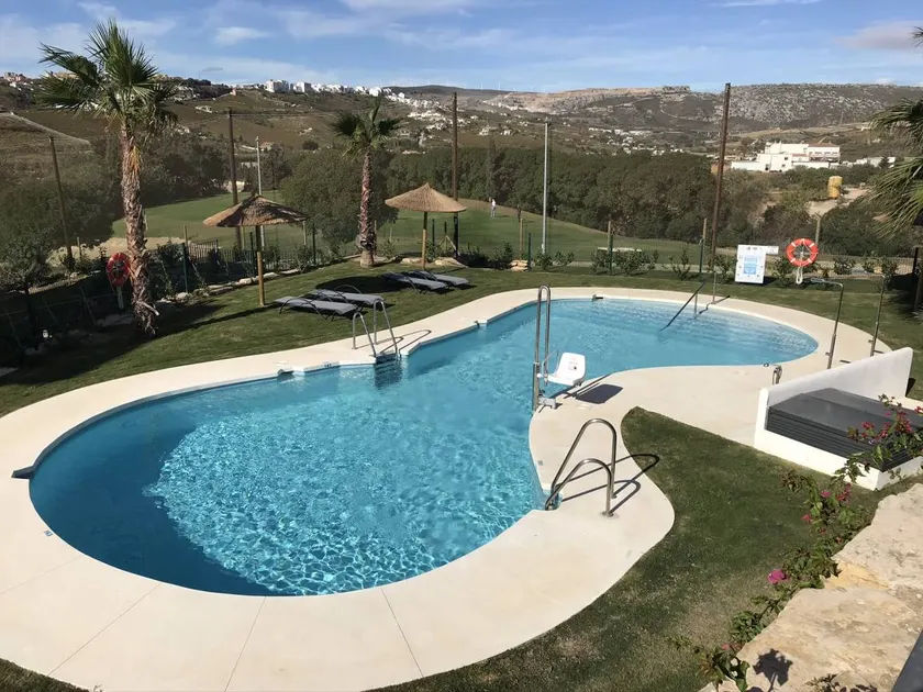 Spacious Apartment with Views in Málaga, 77 m², Shared Pool - Image 1