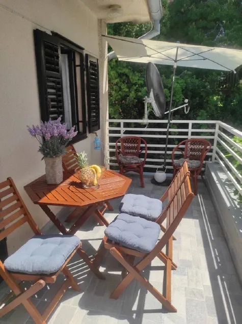 Flat with garden & terrace | Garden view - Image 1