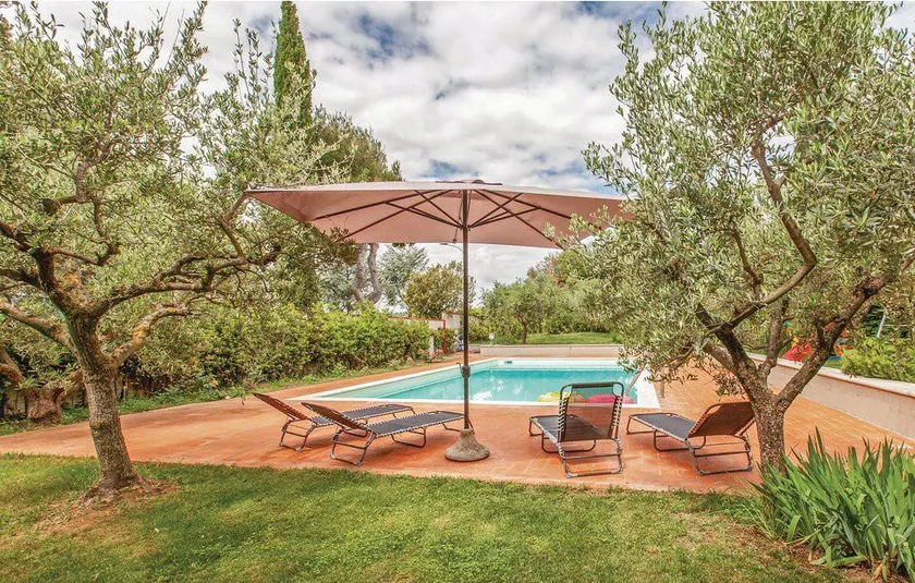 Agréable villa adaptée aux familles avec barbecue, terrasse et jardin | Vue ville - Image 1