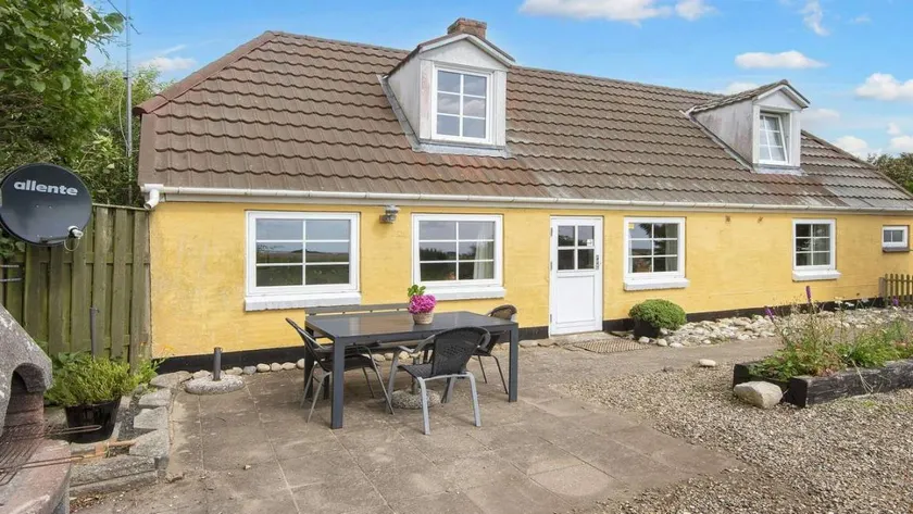 House with terrace & garden - Image 1