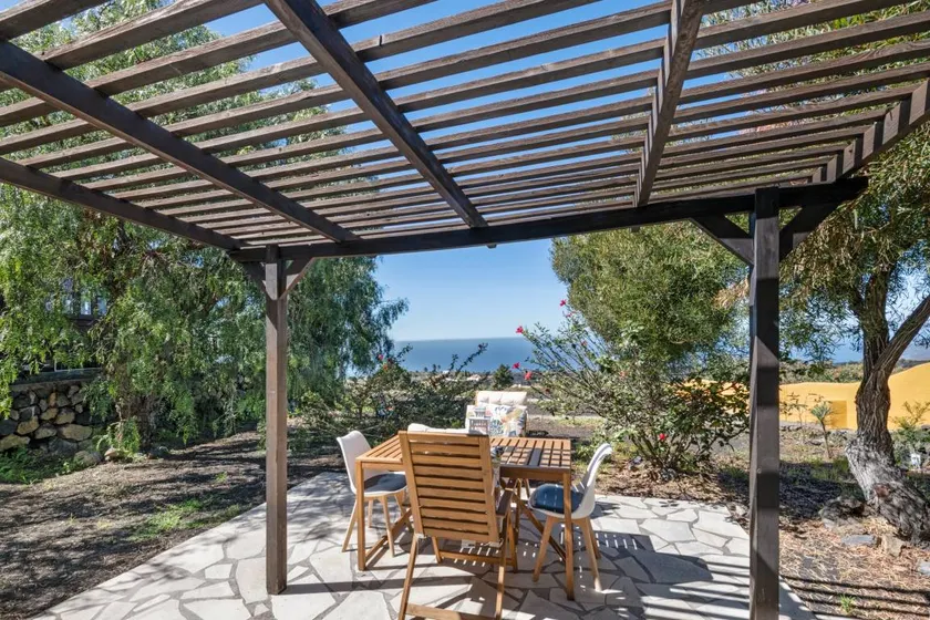 Charmant chalet avec terrasse, internet haut débit et jardin | Vue ville | Adapté au travail à distance | Avec animaux admis - Image 1