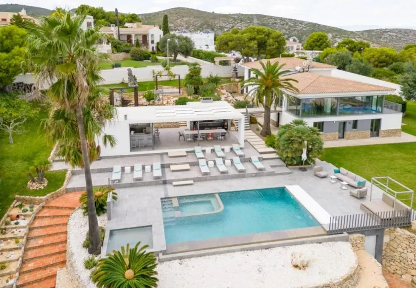 Family-friendly villa with garden, barbeque & terrace | Sea view | Perfect for remote work - Image 1