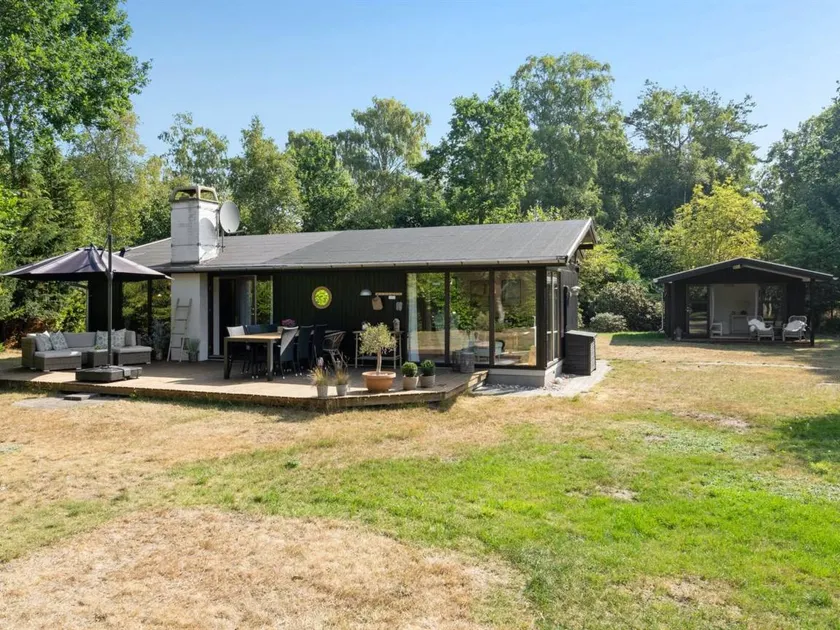 Family-oriented house with barbecue & terrace - Image 1