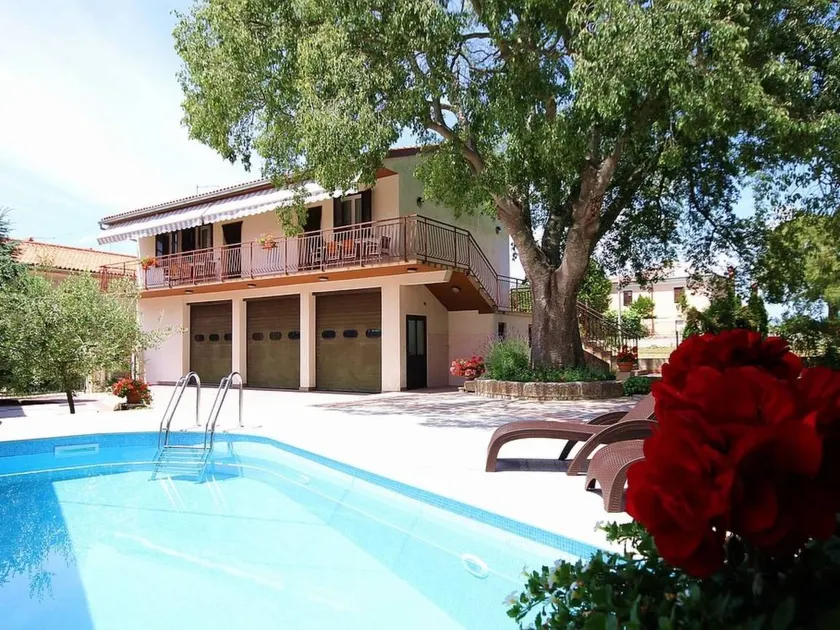 Casa vacacional con barbacoa, piscina y terraza | Acepta mascotas - Image 1