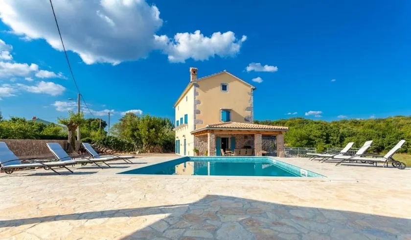 Gorgeous Villa With Private Swimming Pool and Covered Terrace - Image 1