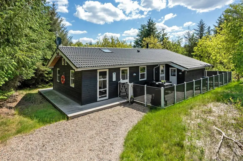 Holiday home with jacuzzi, terrace & sauna - Image 1