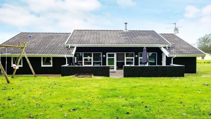 Holiday home with sauna, pool & hot tub - Image 1