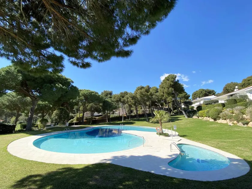 Holiday home with garden & pool - Image 1