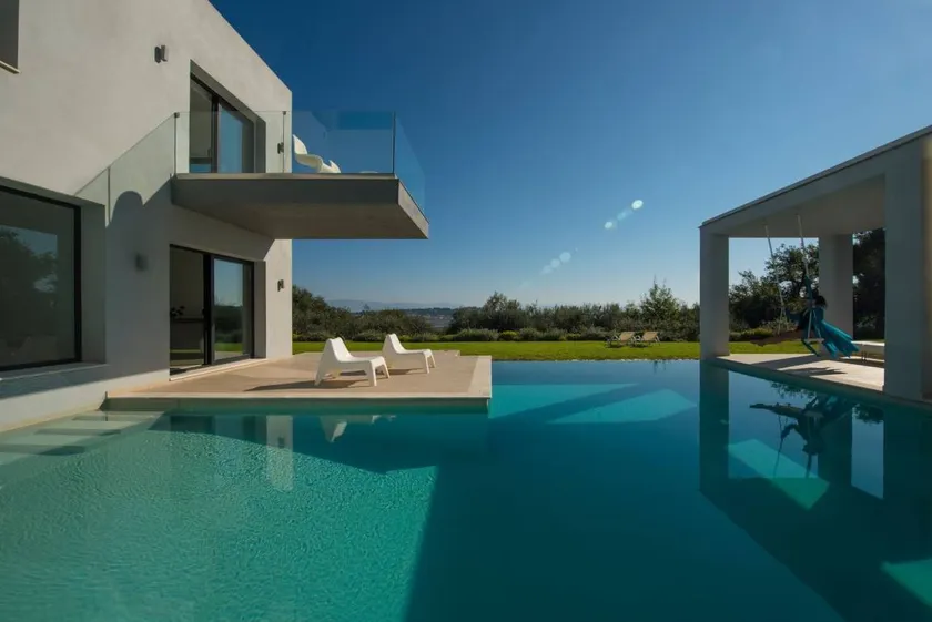 Villa with terrace - Image 1