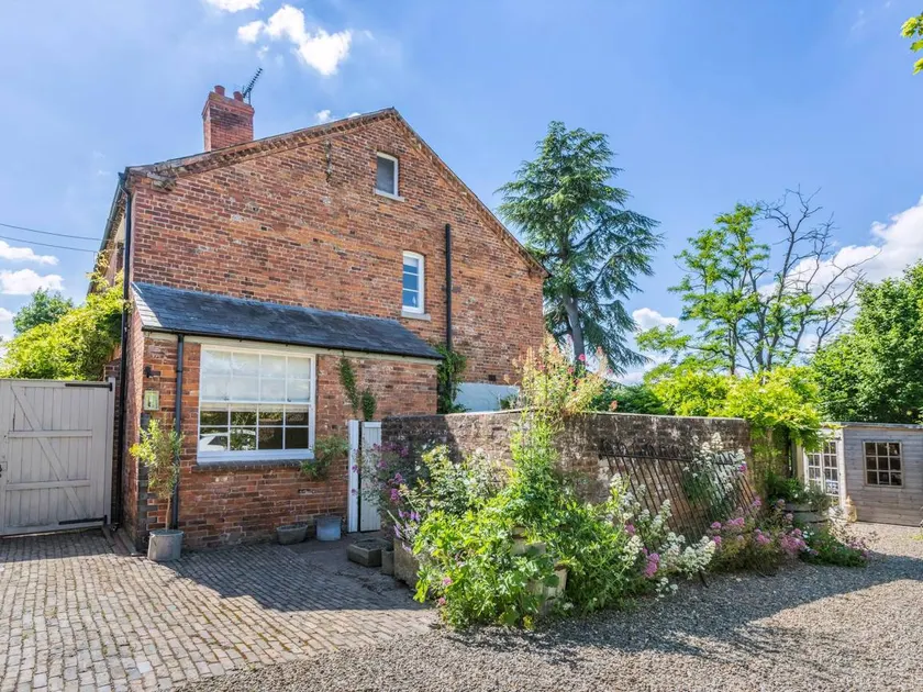 Cottage with garden & barbeque | River view - Image 1