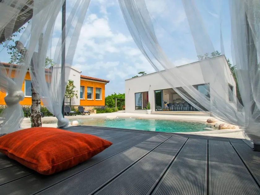 Holiday home with garden, barbeque & terrace | Mountain view - Image 1