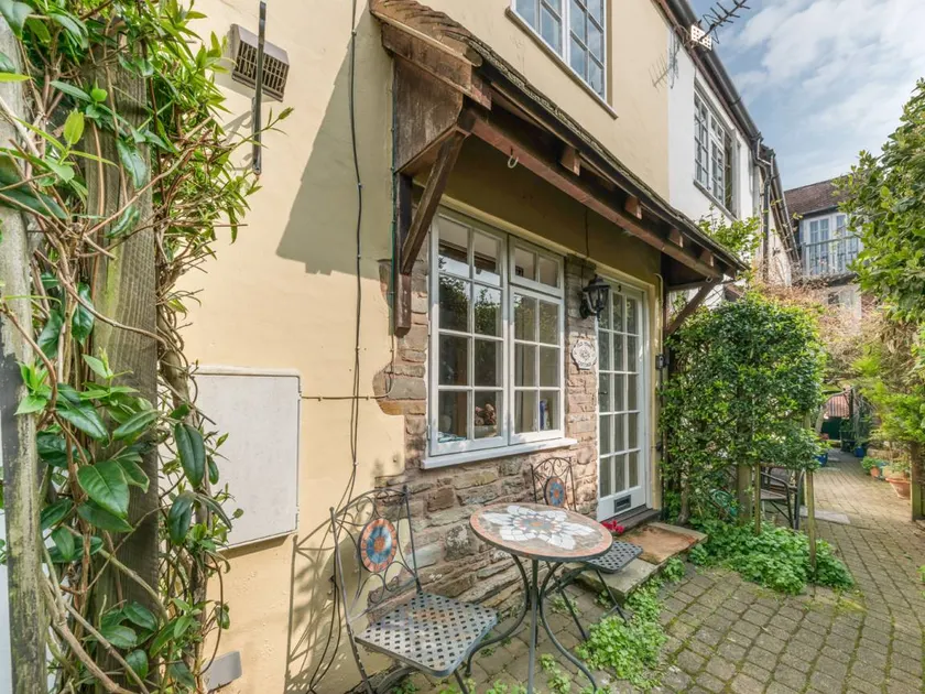 Charming cottage with garden & terrace - Image 1