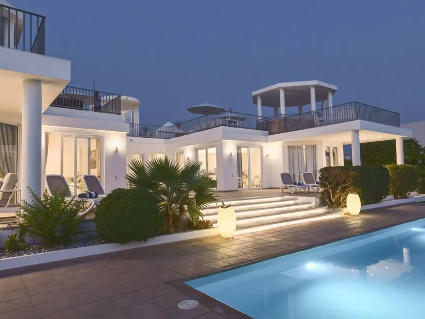 House with terrace, heated pool & BBQ - Image 1