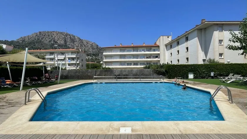 Holiday apartment with pool & terrace | Beach nearby | Dogs allowed - Image 1