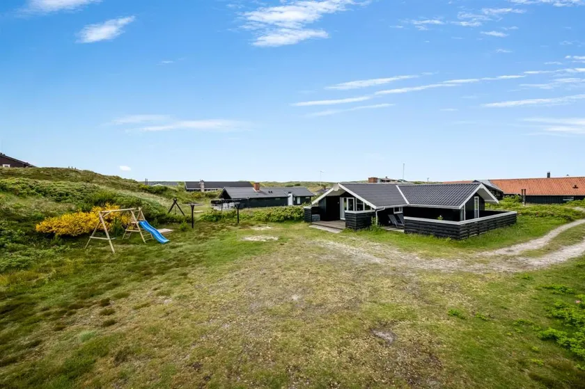 Family-friendly house with terrace | Beach nearby - Image 1