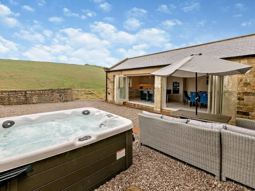 Fully equipped lovely cottage with garden & hot tub | Pet-friendly - Image 1