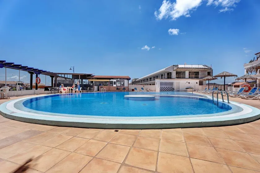 Wohnung mit Terrasse, Garten und Pool | Meerblick | Strand in der Nähe | Ideal für Homeoffice - Image 1