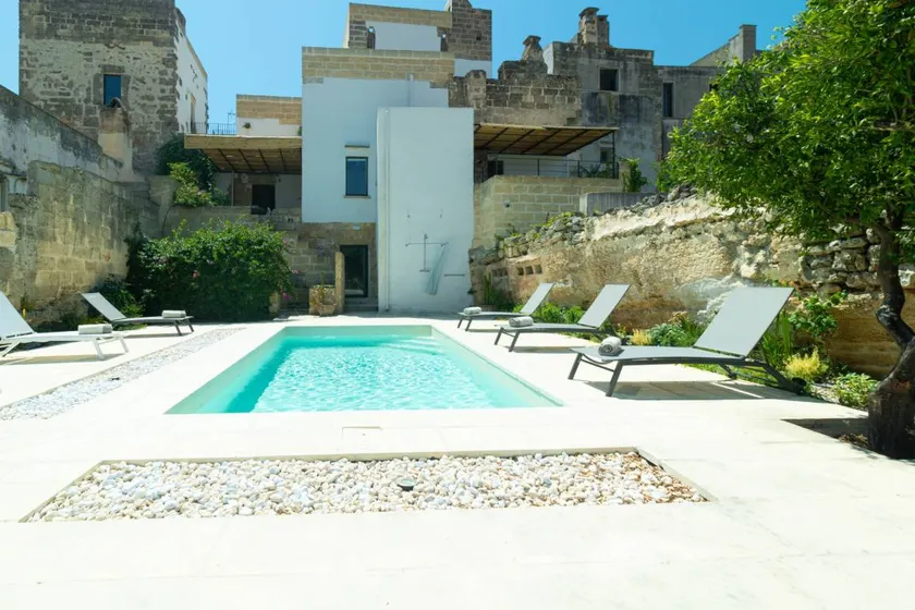 Apartamento vacacional con piscina privada, terraza y jardín | Vistas a la ciudad - Image 1
