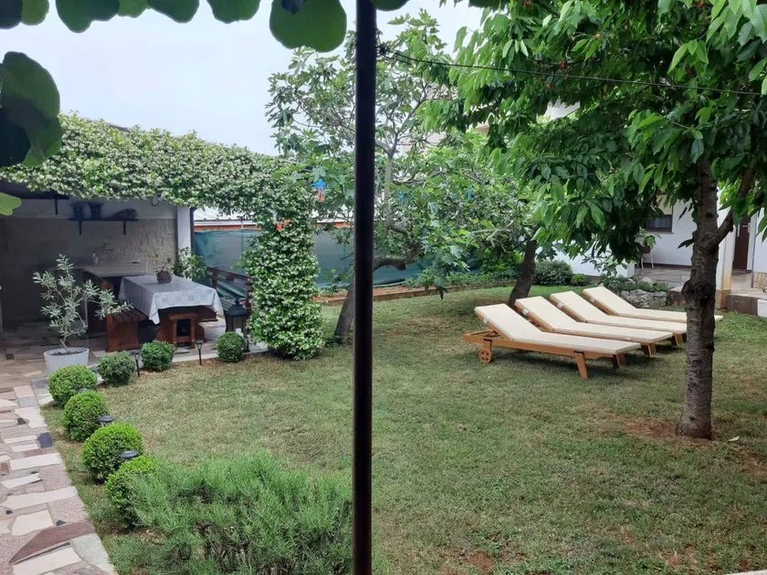 Fully equipped holiday apartment with garden, terrace & BBQ - Image 1
