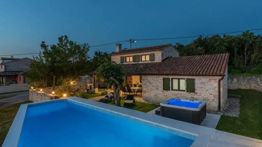 Lovely flat with garden, hot tub & terrace - Image 1