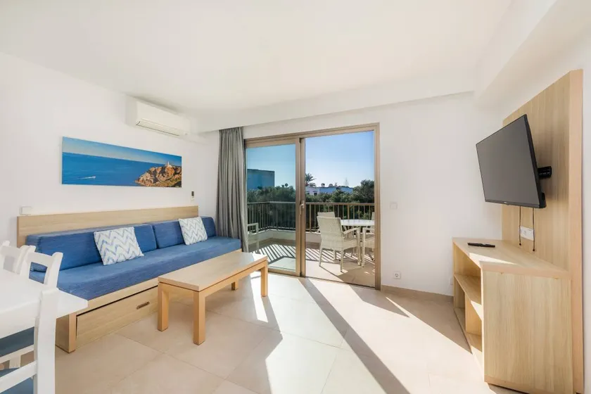 Flat with pool - Image 1