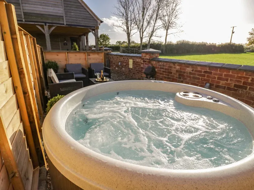 Cottage with garden & hot tub - Image 1
