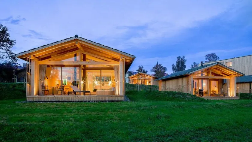 Holiday home with garden, hot tub & terrace - Image 1