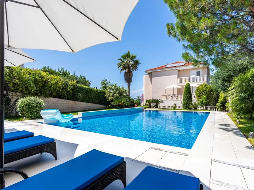 Wonderful holiday apartment with terrace, BBQ & pool - Image 1