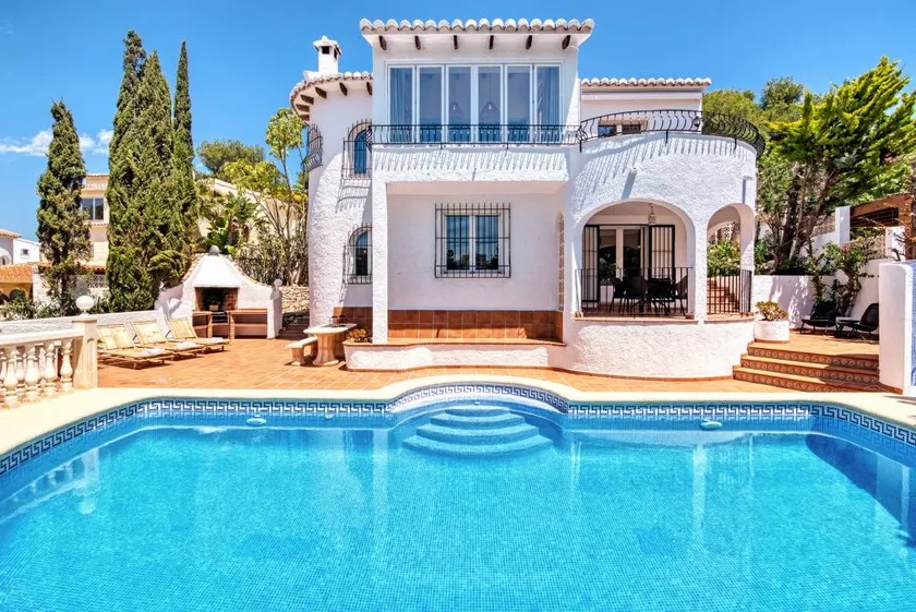Villa with barbecue, terrace & private pool | Mountain view - Image 1