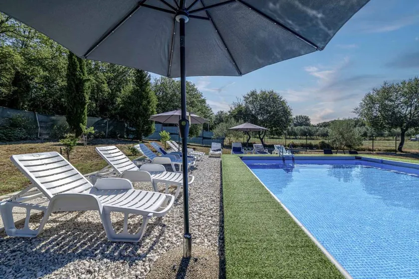Villa mit Terrasse und Pool - Image 1