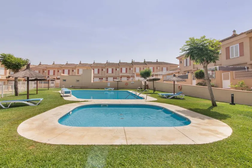 House with garden, terrace & heated pool - Image 1