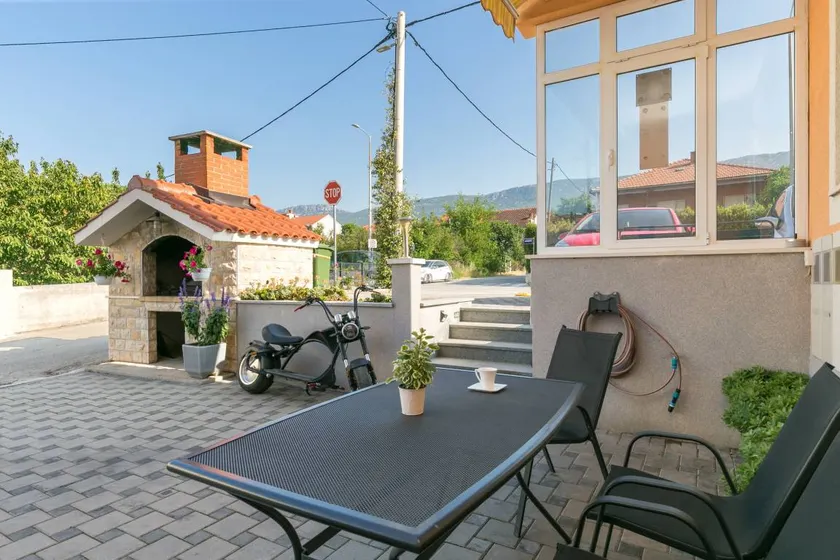 Apartment with garden, barbeque & terrace - Image 1