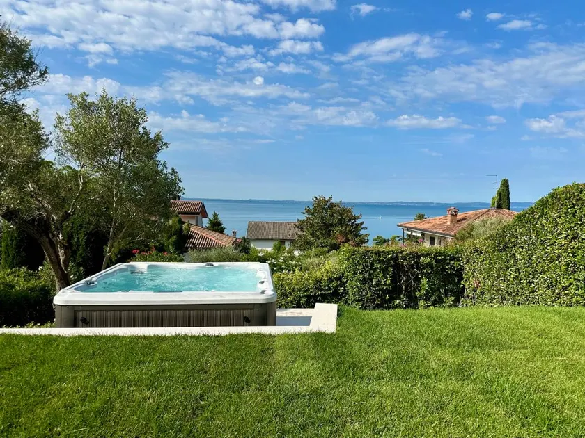 Fully equipped charming holiday home with terrace, hot tub & garden | Lake view | Next to the beach - Image 1