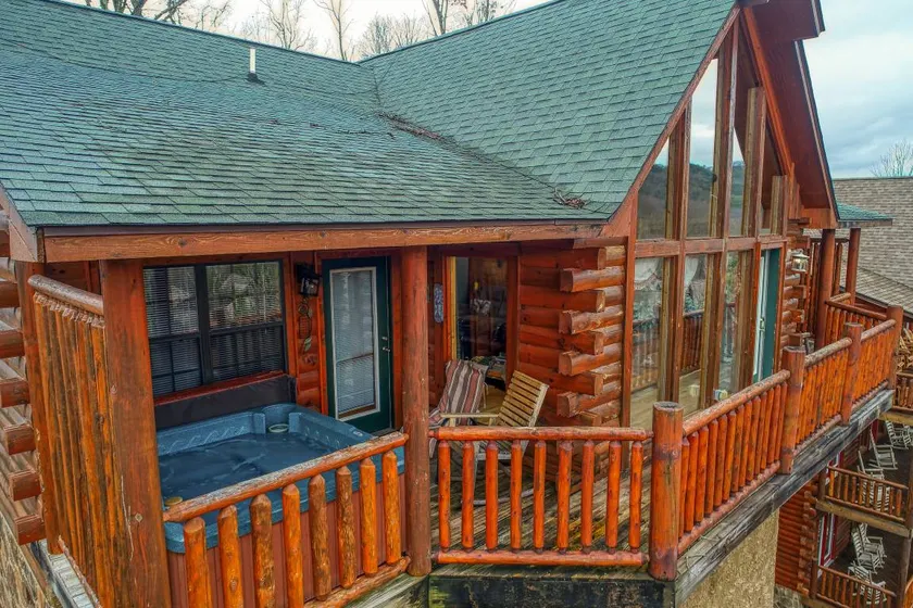 Cozy 2-Bedroom Cabin with Hot Tub, Classic Arcade & Resort Pool Access - Image 1