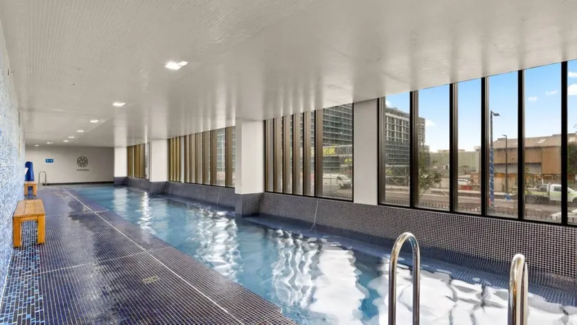 Flat with pool & terrace - Image 1
