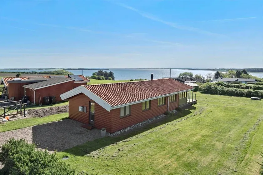Holiday home with barbeque & terrace - Image 1