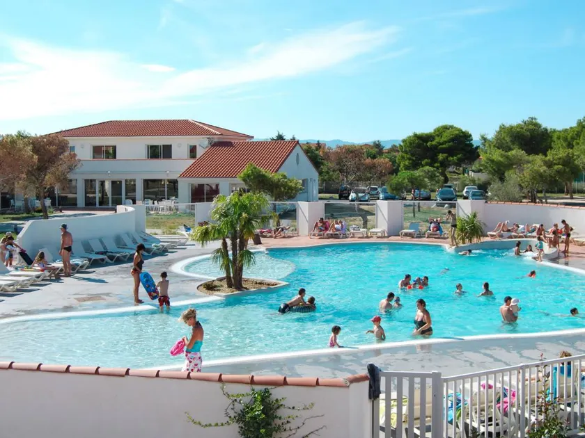Holiday home with pool, sauna & terrace - Image 1