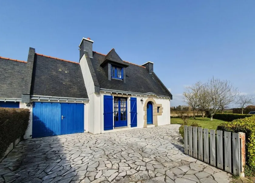 Holiday home with garden, terrace & barbeque | Beach nearby - Image 1