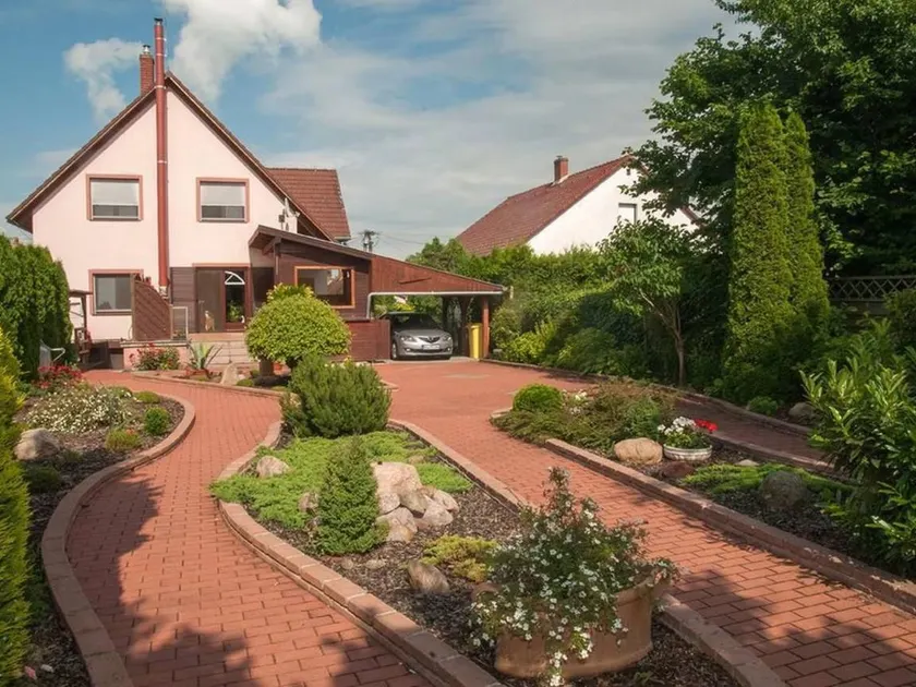 Fully equipped holiday home with garden, barbeque & pool - Image 1