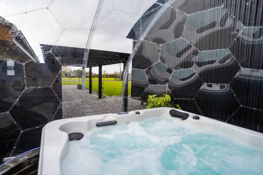 Lodge with barbeque, jacuzzi & garden | Beach view - Image 1