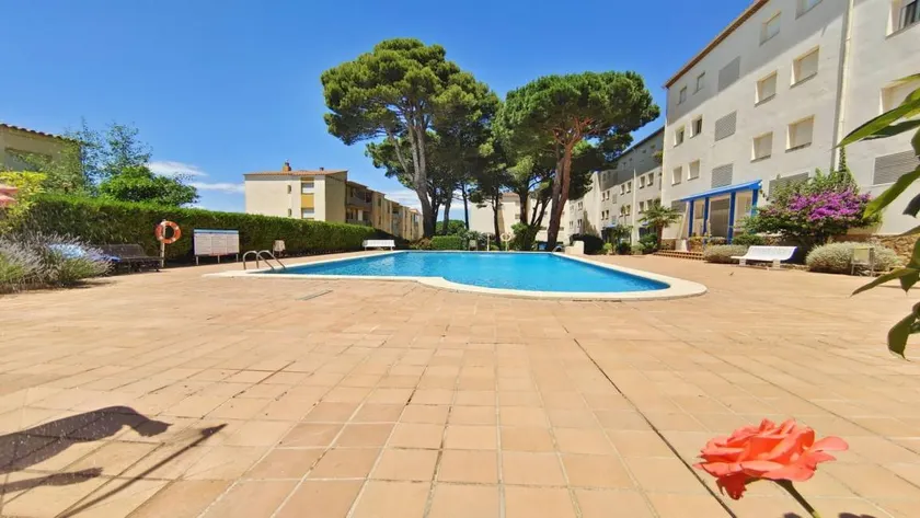 Nice flat with pool, garden & terrace | Mountain view | Close to the beach | Pets are welcome - Image 1