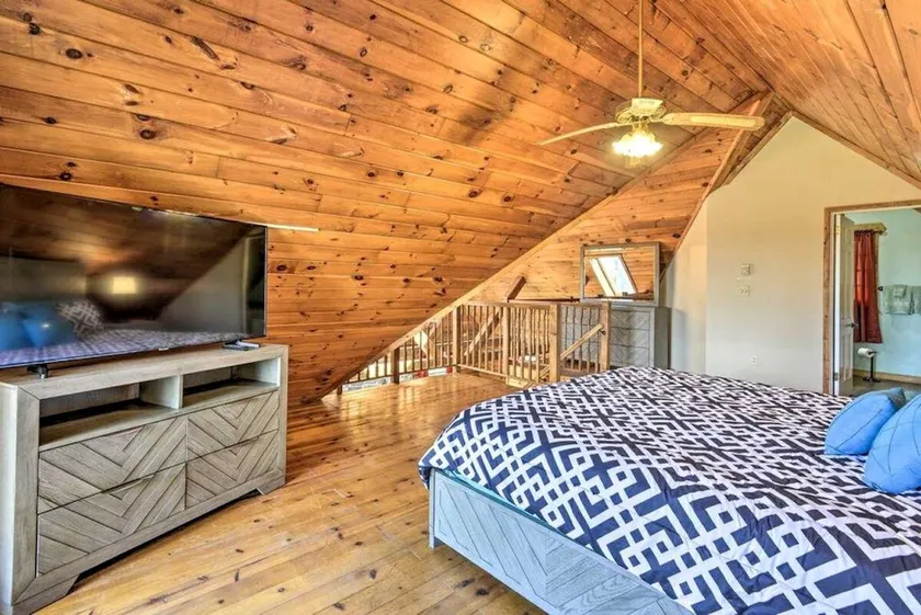 Peaceful Woodland Haven with Natural Light Near the Pocono Mountains, Pleasant Mount, Pennsylvania - Image 1