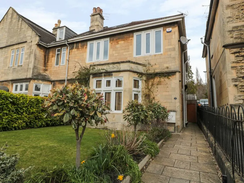 Family-friendly pleasant cottage with garden & terrace | Next to Roman Baths - Image 1